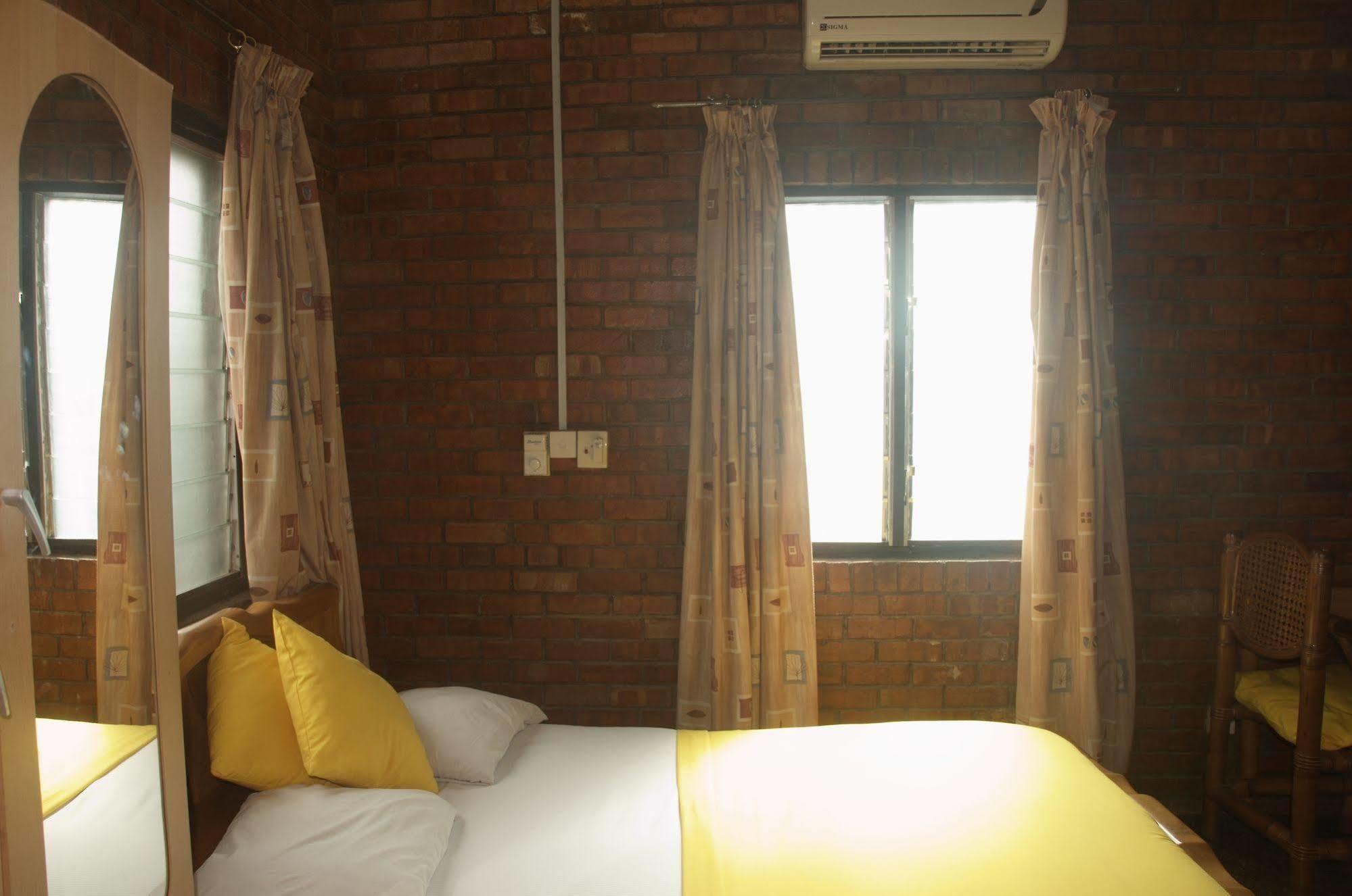 Joy Family Lodge Amasaman المظهر الخارجي الصورة